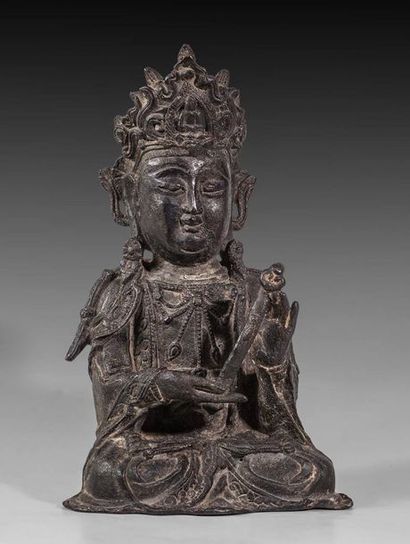 Guanyin assise tenant un ruyi, à la couronne...