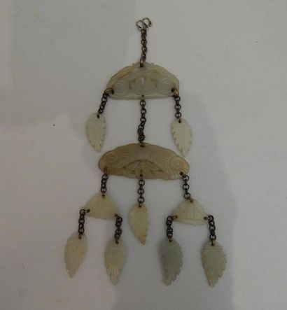 Pendentif composé de feuilles. En jade. L :...