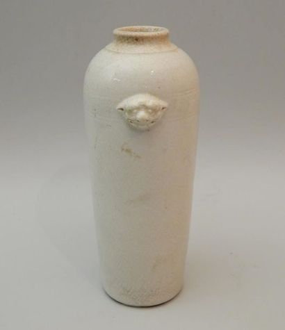 Vase en porcelaine blanc craquelé muni de...