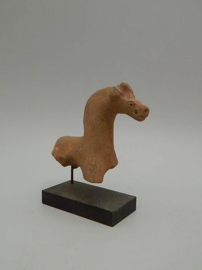 Fragment de cheval en terre cuite. L : 10...