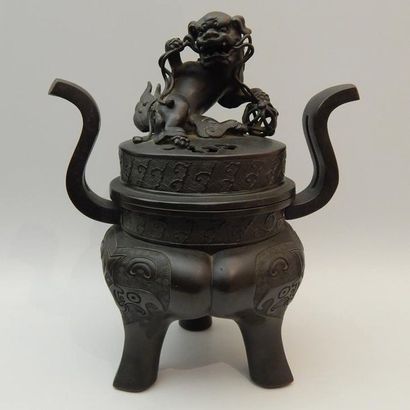 Brûle-parfum tripode en bronze, le couvercle...
