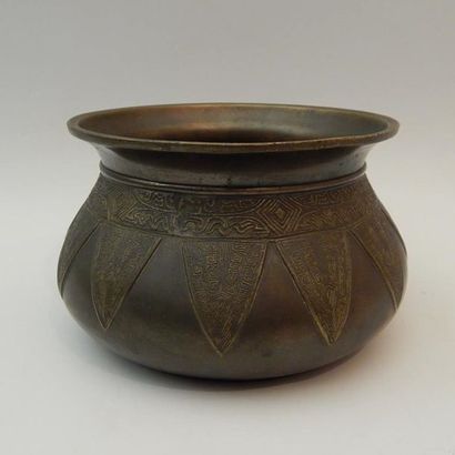 Bol en bronze. H : 9 cm ; D : 13 cm [époque...