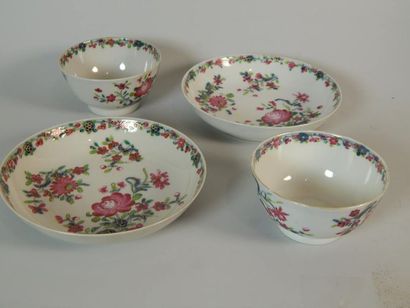 Paire de sorbets et soucoupes en porcelaine...