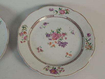 Paire d’assiettes ourlées en porcelaine 