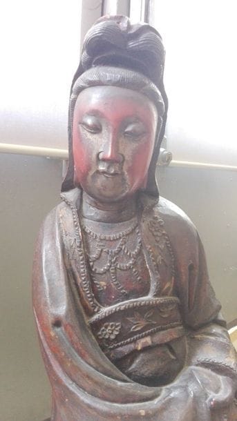 Kwanin debout. En bois laqué. Chine, fin...