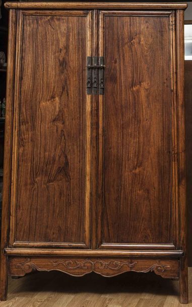 Cabinet en huanghuaili ouvrant par deux portes...