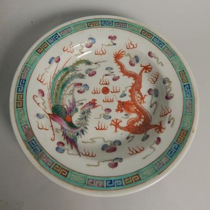Plat en porcelaine, à décor de phénix et...