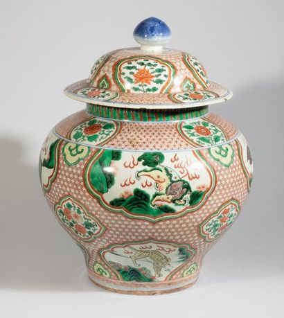 Potiche couverte en porcelaine à décor polychrome...