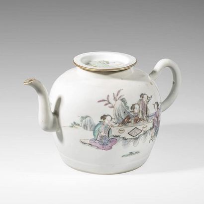 Théière en porcelaine, à décor de personnages....