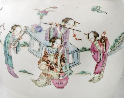 Théière en porcelaine, à décor de personnages....