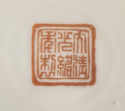 Théière en porcelaine, à décor de personnages....