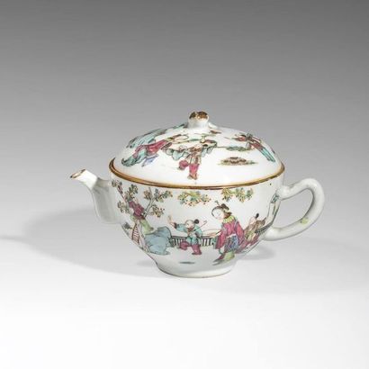 Théière en porcelaine, à décor de personnages....