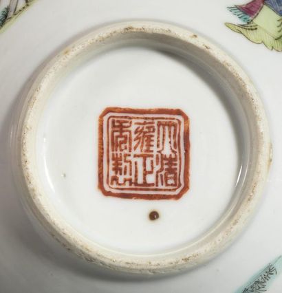 Théière en porcelaine, à décor de personnages....