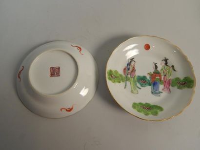 Deux coupelles en porcelaine, à décor de...