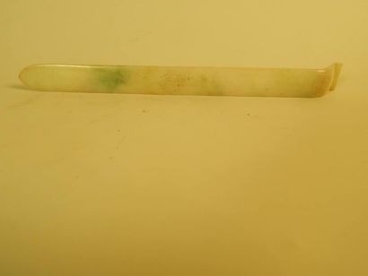 Epingle à cheveux, en jade néphrite. Chine,...