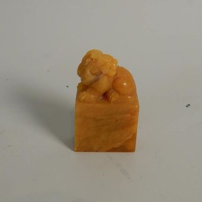 Sceau en pierre, surmonté d’un lion sculpté...