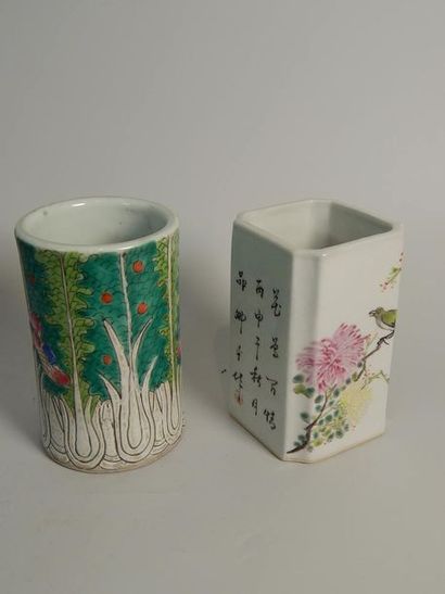 Deux bitongs, en porcelaine. Chine, XXe siècle....