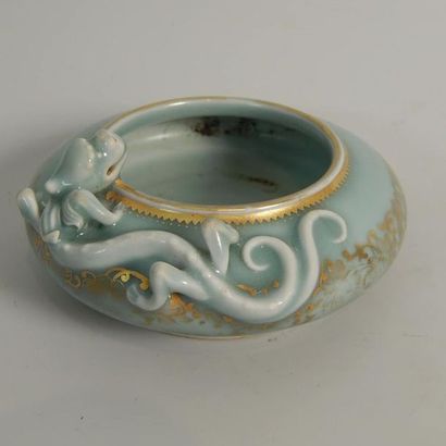 Coupe en porcelaine céladon ornée d’un dragon...