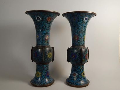 Paire de vases Gu à décor floral en émaux...