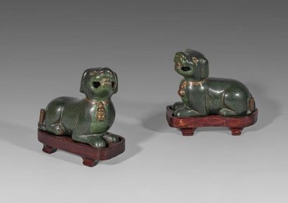 Paire de chiens porte-encens en émaux cloisonnés...