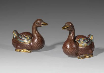 Paire de boîtes en forme de canard en émaux...