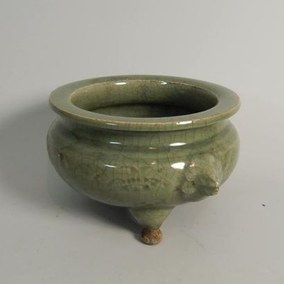 Tripode en porcelaine céladon vert. Chine,...