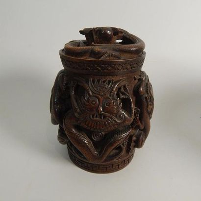 Pot couvert en bambou sculpté d’un dragon....
