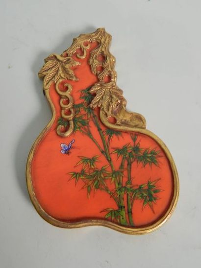 Plaque en forme de calebasse en porcelaine...