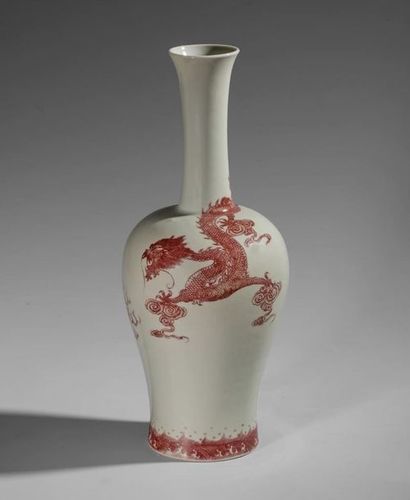 Vase en porcelaine, à décor de dragon en...
