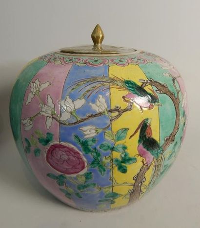 Pot à gingembre en porcelaine, à décor floral...