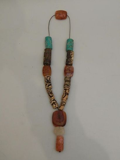 Collier composé de 16 sceaux.