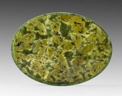 Plateau de forme ovale, en jade vert. L :...
