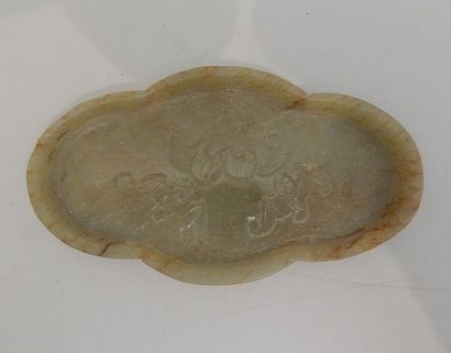 Coupelle polylobée en jade, à décor de chauve-souris....
