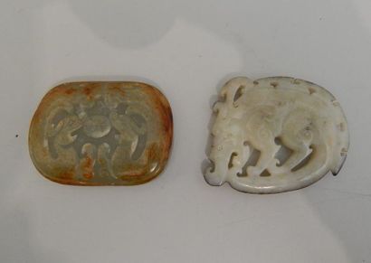 Fibule à décor de deux dragons, en jade....
