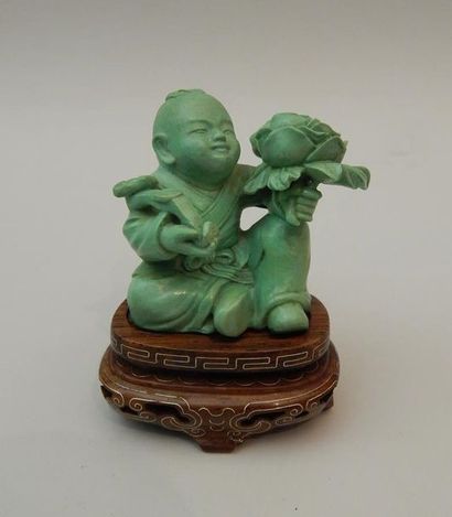 Sujet en turquoise en forme d’enfant tenant...