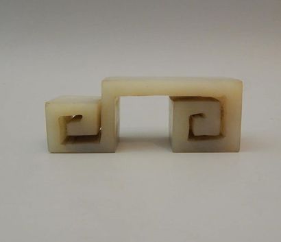 Support en jade. L : 3.5 x 9.5 cm