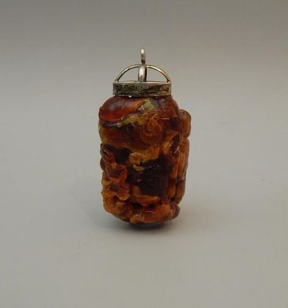 Pendentif en ambre. L : 6.5 cm