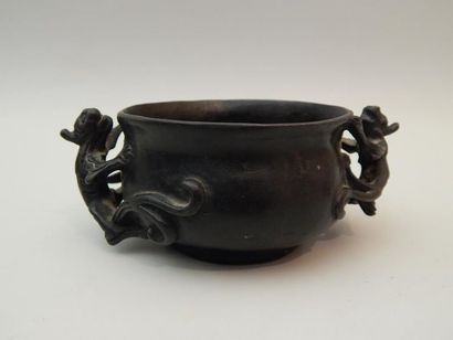 Coupe en bronze, à deux anses en forme de...