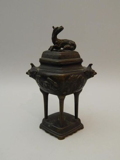 Brûle-parfum en bronze. H : 19 cm