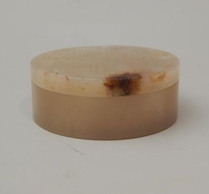 Boîte ronde en jade. H : 2 cm ; D : 5.5 ...