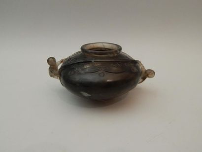 Coupe en cristal de roche, ornée de deux...