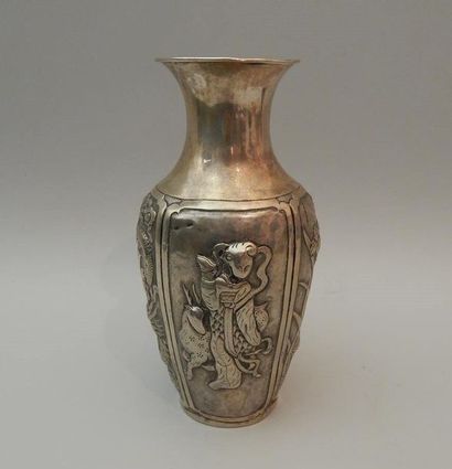 Vase en métal argentifère. H : 17 cm