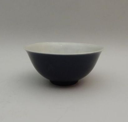 Bol en porcelaine bleue, l’intérieur blanc....
