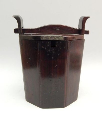 Récipient en humu. H : 24 cm ; L : 18 cm
