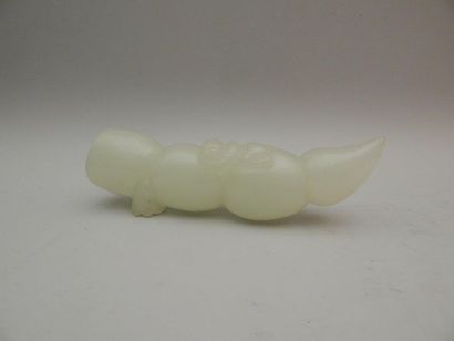 195 BIS - Jade blanc sculpté, orné d’un enfant...