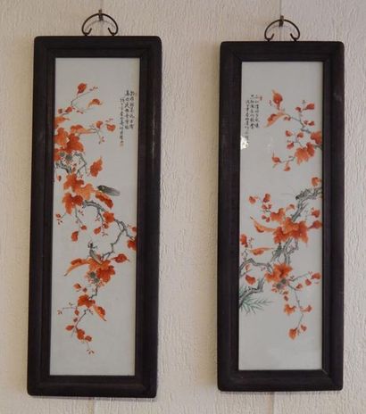 Quatre plaques en porcelaine, à décor polychrome...