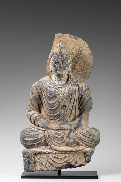 Bouddha auréolé assis sur un trône en méditation....