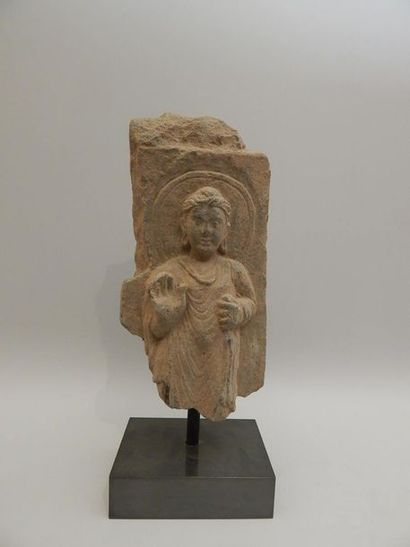 Fragment de stèle figurant un Bouddha exécutant...