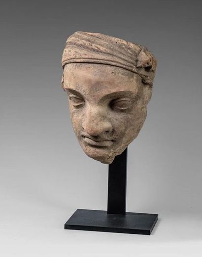 Visage de servant au turban. En terre cuite....