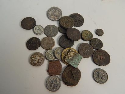 Vingt cinq monnaies, métaux divers. Inde...